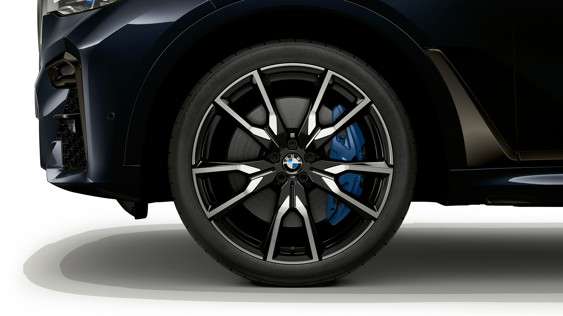 BMW X7 SUV, BMW Individual xDrive40i jante en alliage léger G07 Vue en gros plan d’une jante en alliage léger de la BMW X7 SUV dotée de l’équipement BMW Individual X7 xDrive40i G07