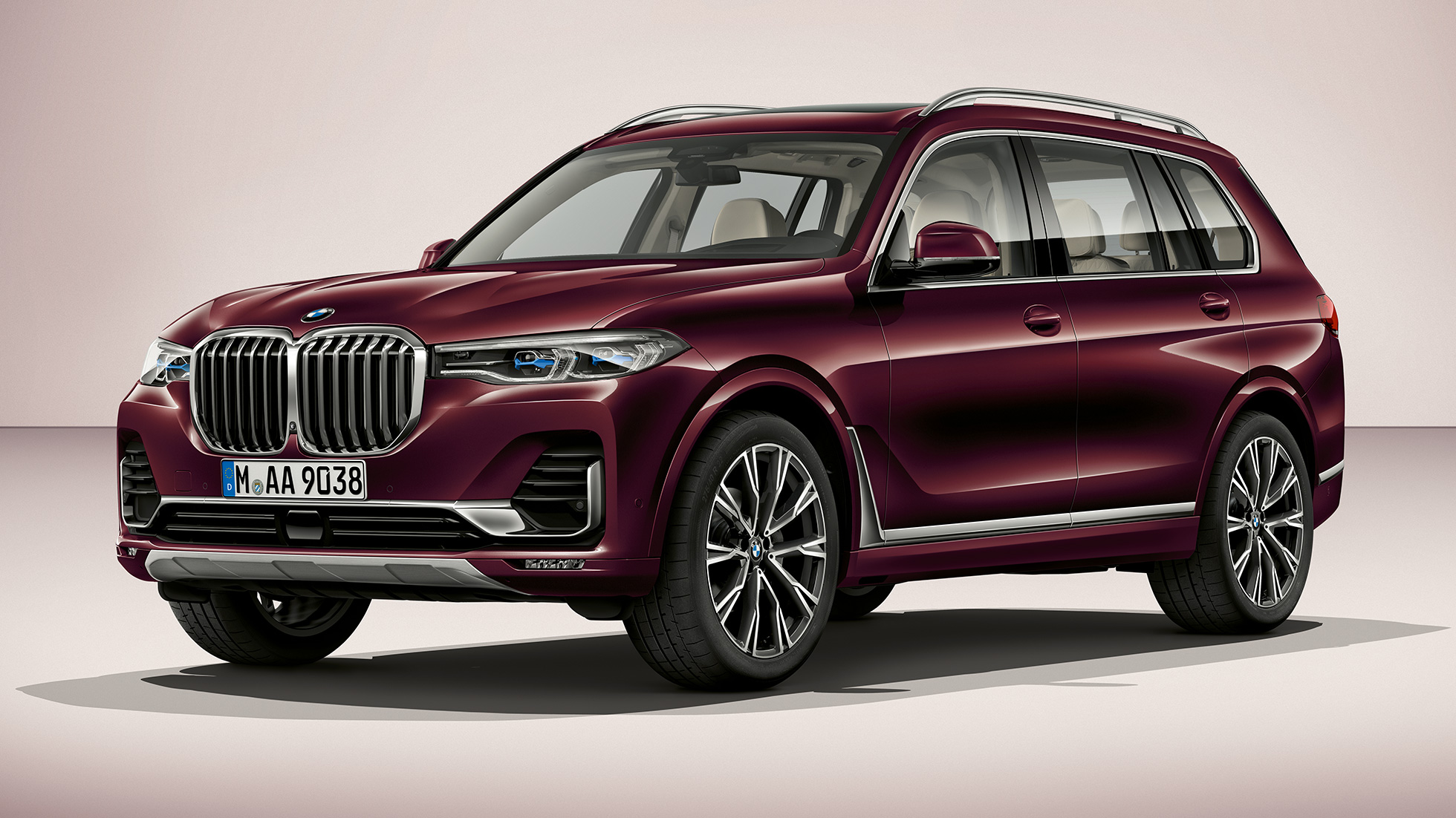 BMW X7 SUV Kit M Sport G07 Vue en studio de trois quarts avant de la BMW X7 SUV en Kit M Sport G07