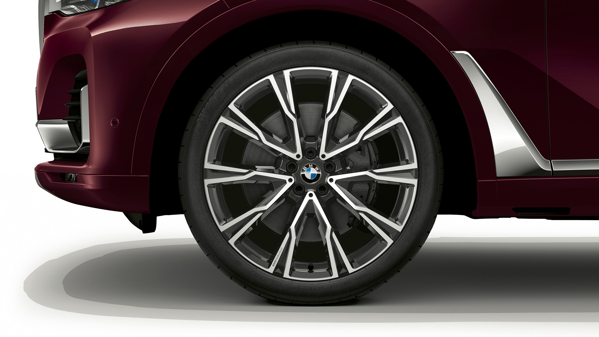 BMW X7 SUV, jante en alliage léger du Kit M Sport G07 Gros plan d’une jante en alliage léger de la BMW X7 SUV en Kit M Sport G07
