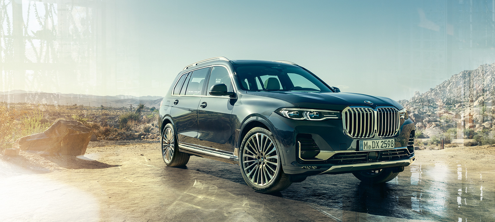 BMW X7 SUV, vue de trois quarts avant côté gauche G07 BMW X7 SUV en Arktikgrau à l’arrêt, devant un paysage de désert, vue de trois-quarts avant, côté gauche G07 2019