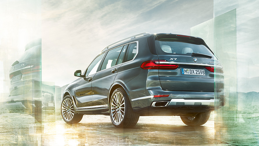 BMW X7 en arktikgrau, vue de trois-quarts arrière devant un paysage de désert, G07 2019