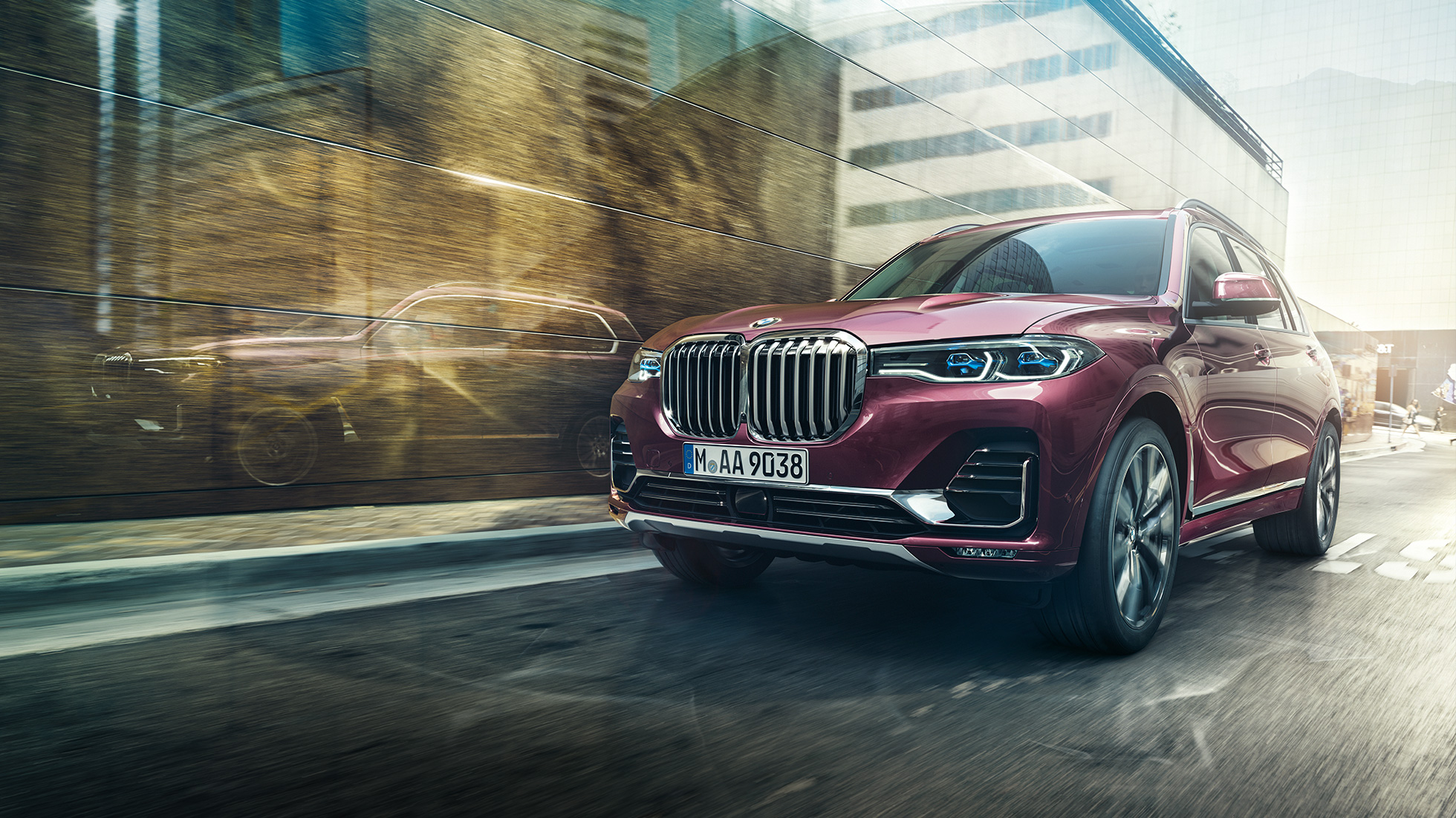 X7 xDrive40i BMW Individual, trois quarts face BMW X7 en teinte métallisée Ametrin BMW Individual en mouvement, de trois quarts face