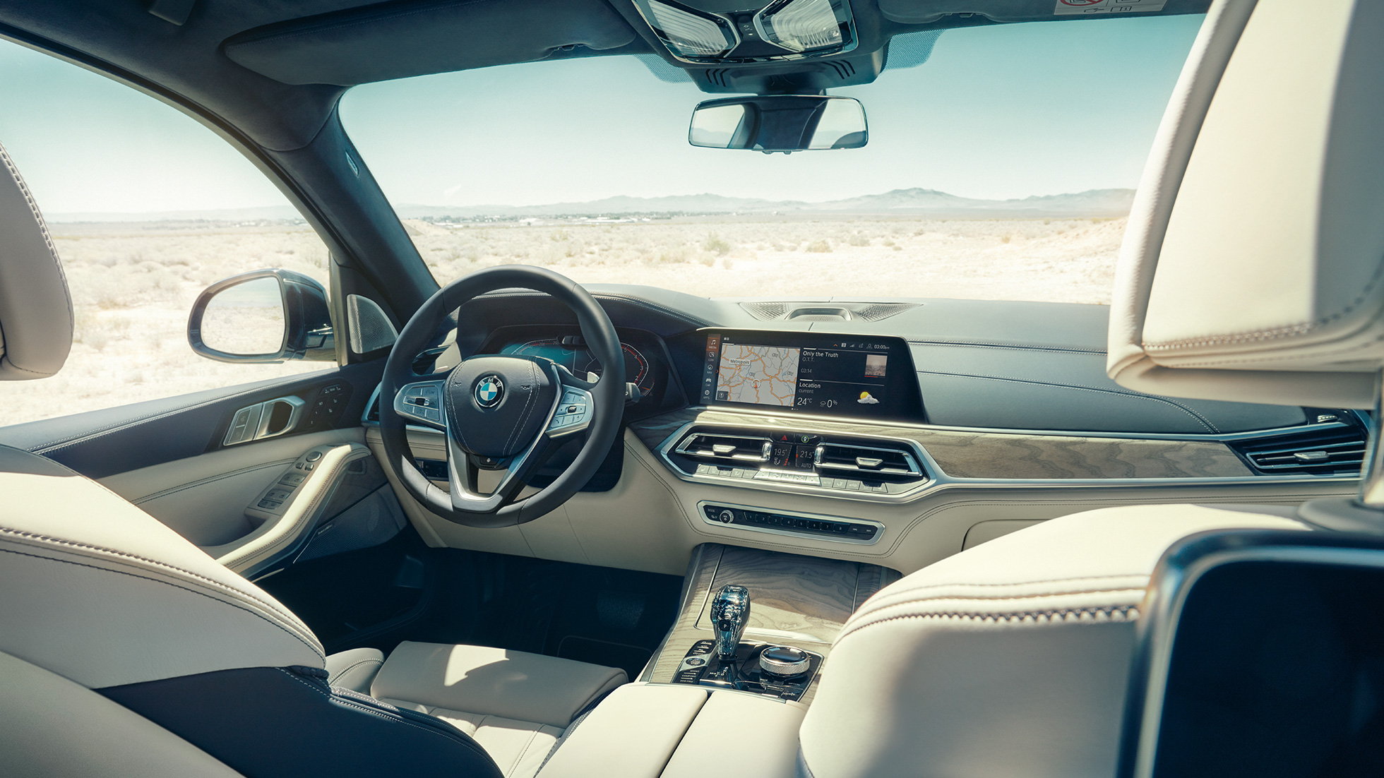 BMW Live Cockpit Navigation Pro G07 BMW Live Cockpit Navigation Pro : vue de l’arrière de la première rangée de sièges, centrée sur le volant et le combiné des instruments G07