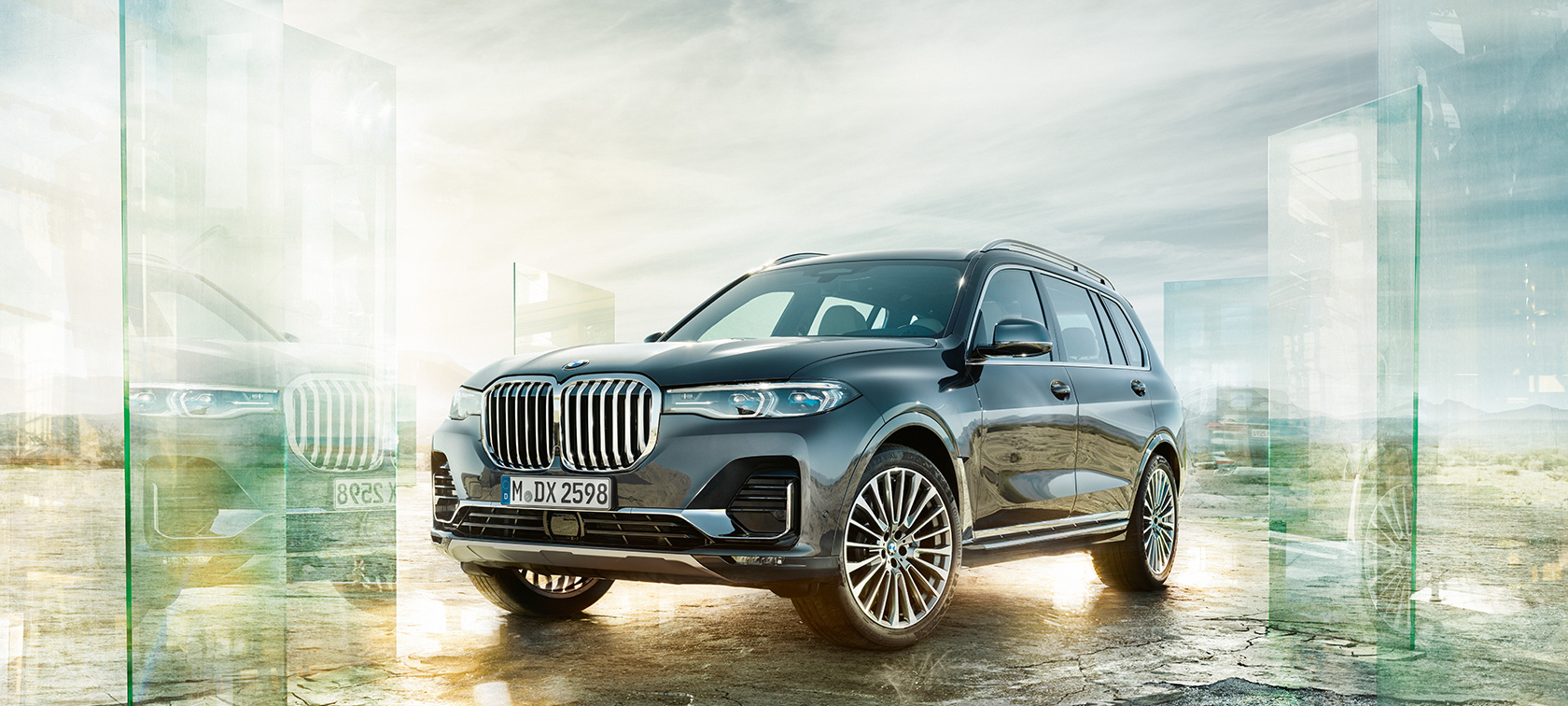 BMW X7 vue de trois-quarts avant G07 La BMW X7 vue de trois-quarts avant, avec paysage de désert à l’arrière-plan G07