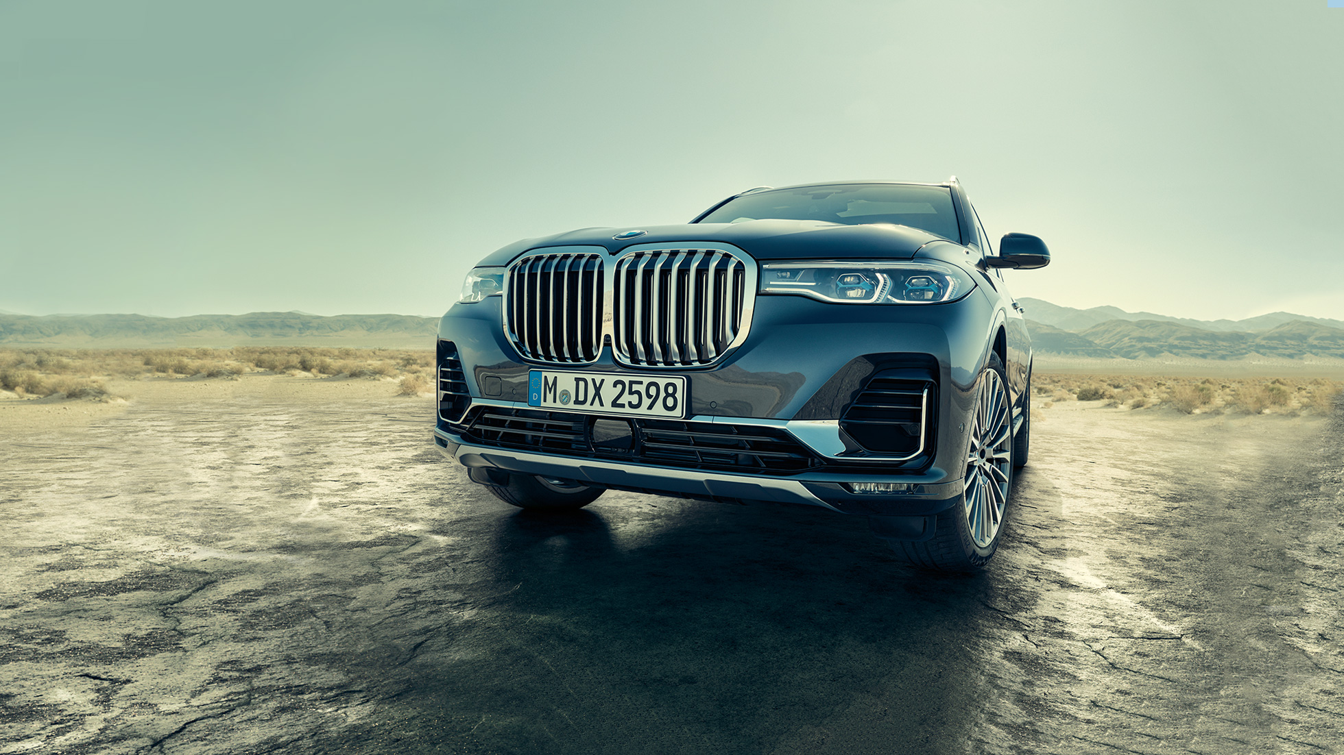 Extérieur de la BMW X7, vue diagonale en contre-plongée G07 Extérieur de la BMW X7 : vue diagonale en contre-plongée de l’avant G07