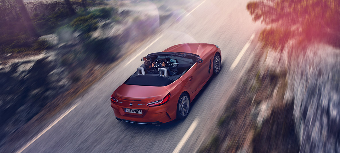 BMW Z4 First Edition orange en mouvement BMW Z4 First Edition orange en mouvement, vue en plongée
