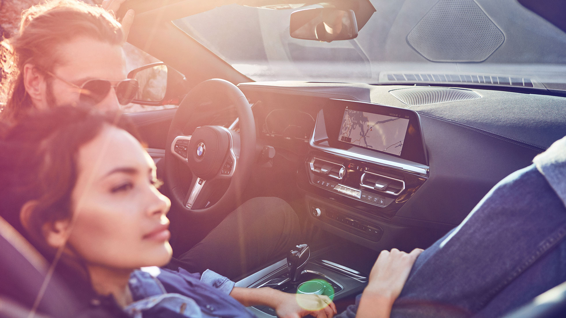 Homme et femme à bord de la BMW Z4 Roadster G29 Femme aux cheveux bruns et homme à bord de la BMW Z4 Roadster G29