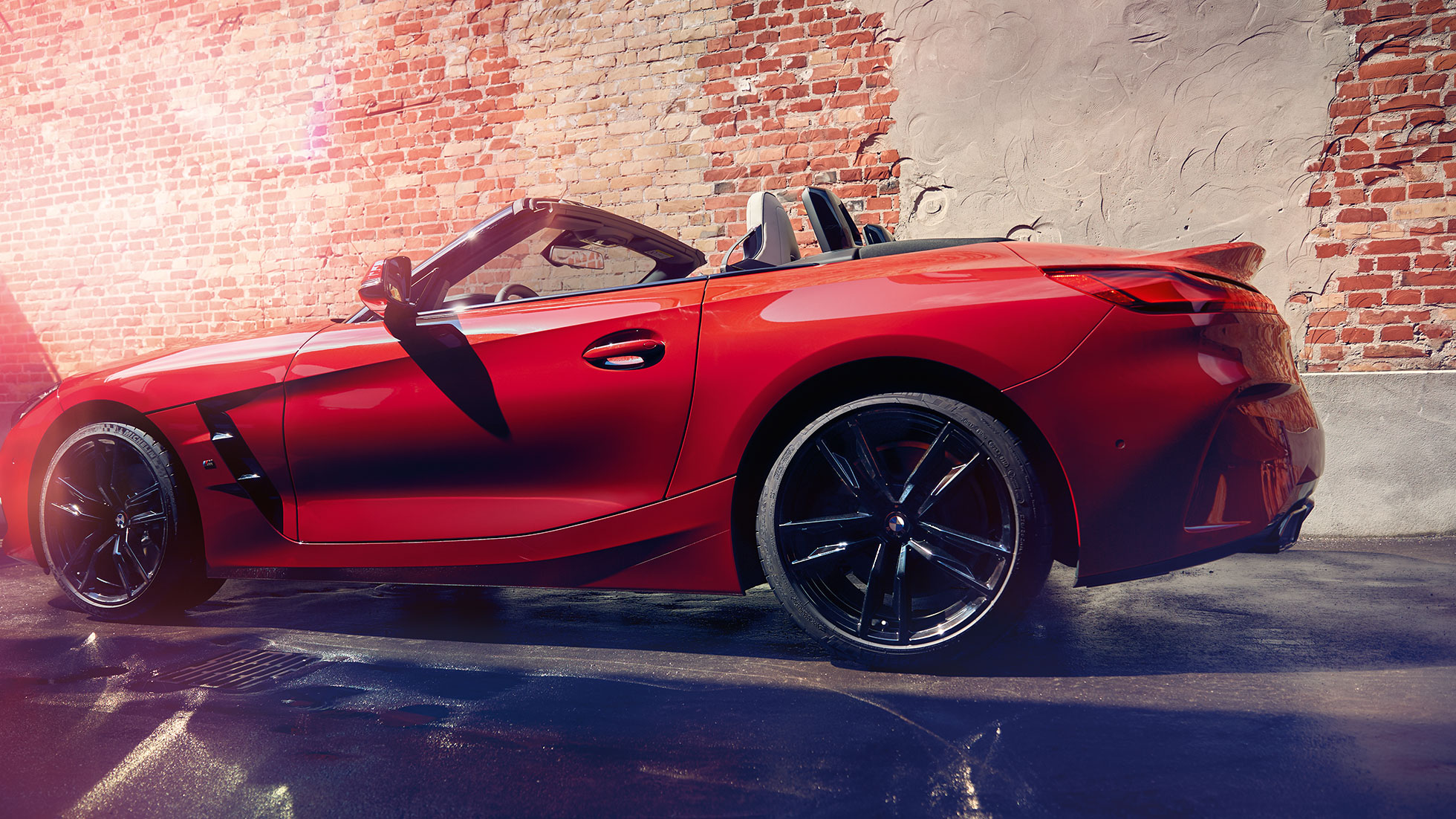 Vue de profil de la BMW Z4 Roadster G29 Vue de profil de la BMW Z4 Roadster devant un mur de briques G29