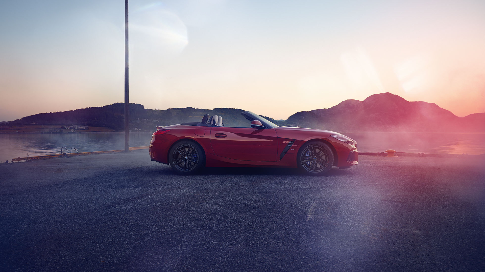 Vue de profil de la BMW Z4 Roadster G29 Vue de profil de la BMW Z4 Roadster devant un panorama de montagnes G29