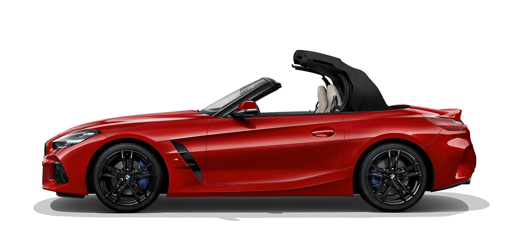 Vue de profil de la BMW Z4 Roadster G29 Vue de profil de la BMW Z4 Roadster, avec la capote en train de s’ouvrir G29