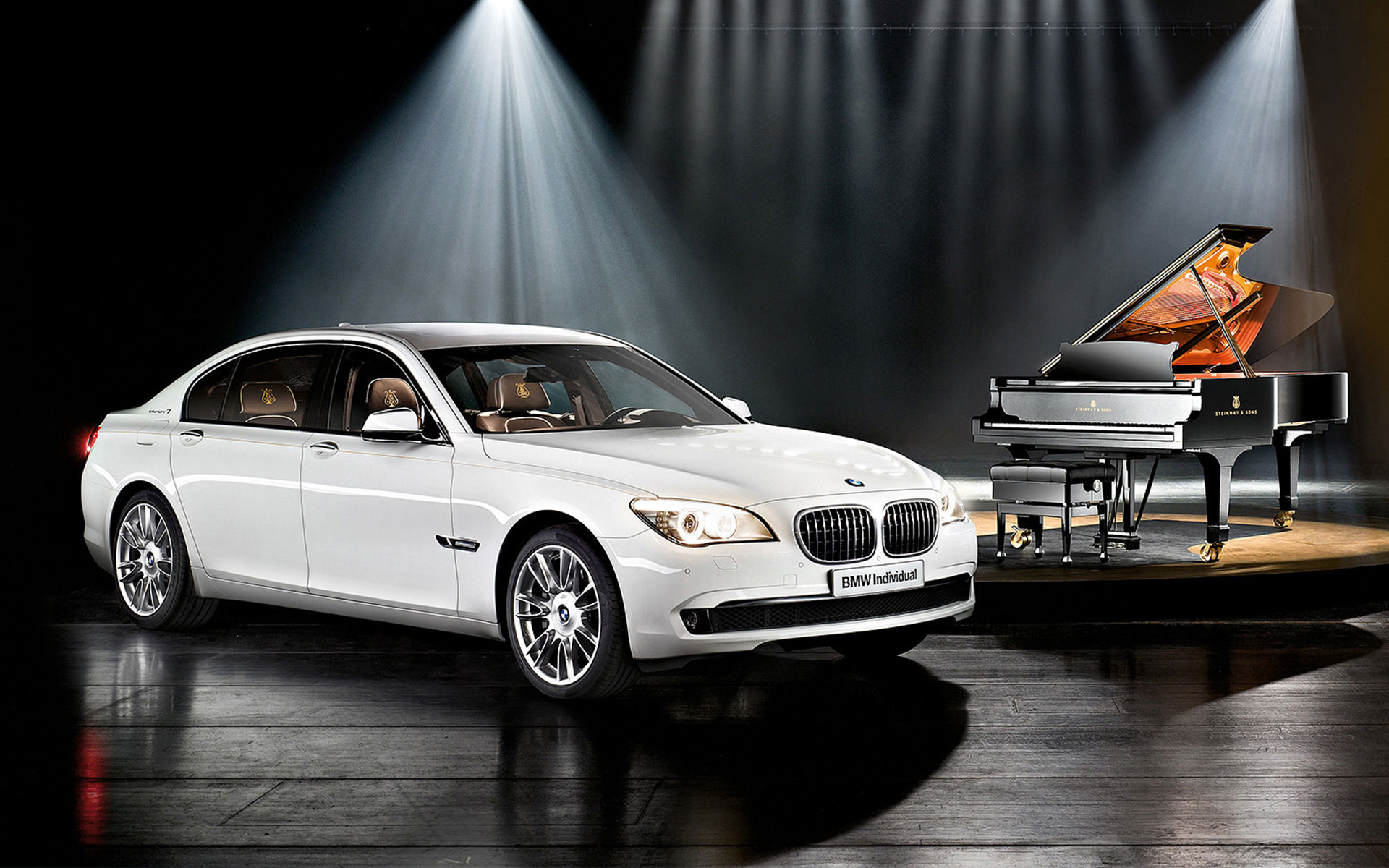BMW Individual Série 7 Composition inspirée par Steinway & Sons F01 2010 devant piano à queue BMW Individual Série 7 Composition inspirée par Steinway & Sons F01 2010 devant piano à queue