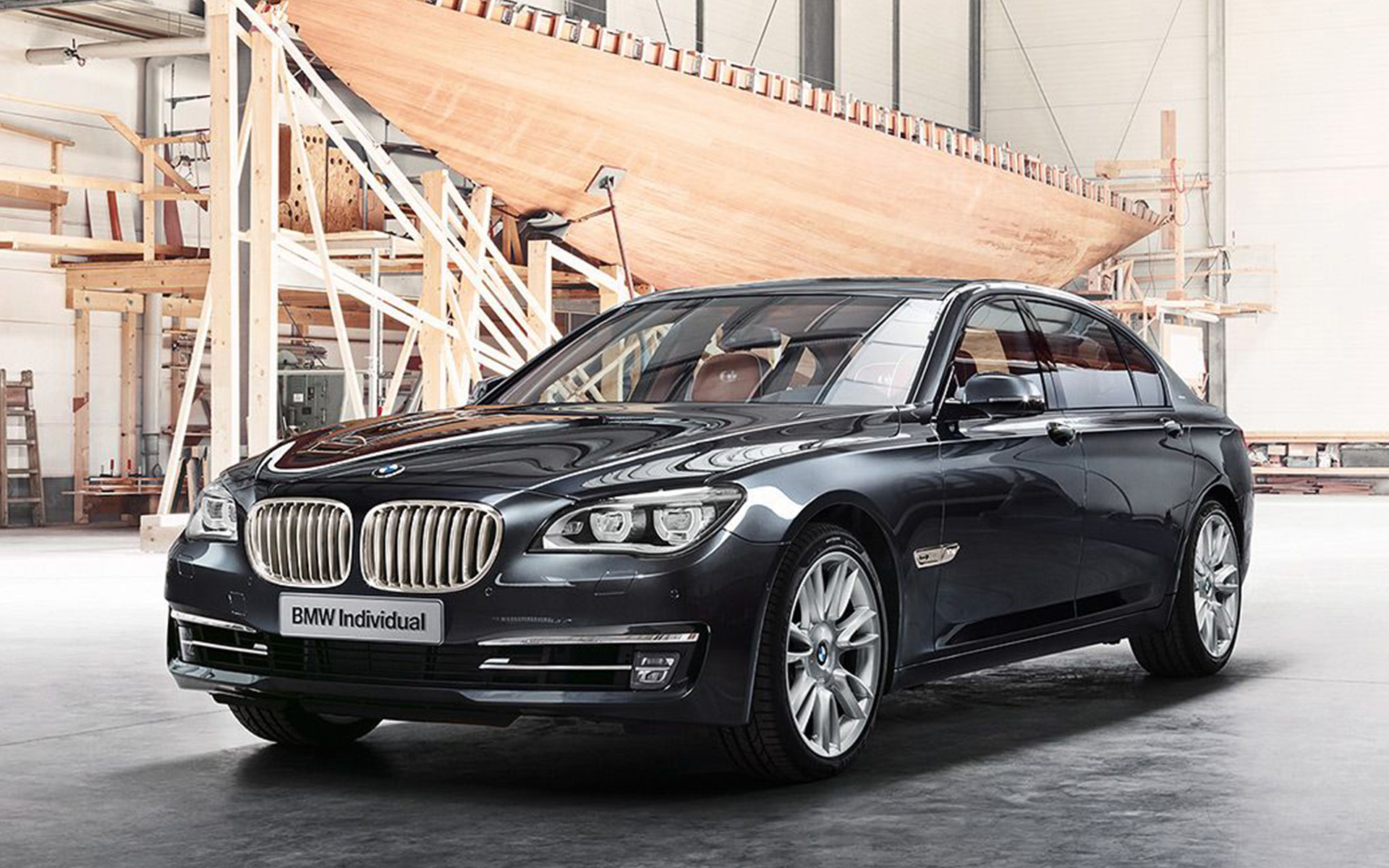 BMW Individual 760Li Sterling inspirée par ROBBE & BERKING F01 2013 devant un yacht à voile dans un entrepôt BMW Individual 760Li Sterling inspirée par ROBBE & BERKING F01 2013 devant un yacht à voile dans un entrepôt