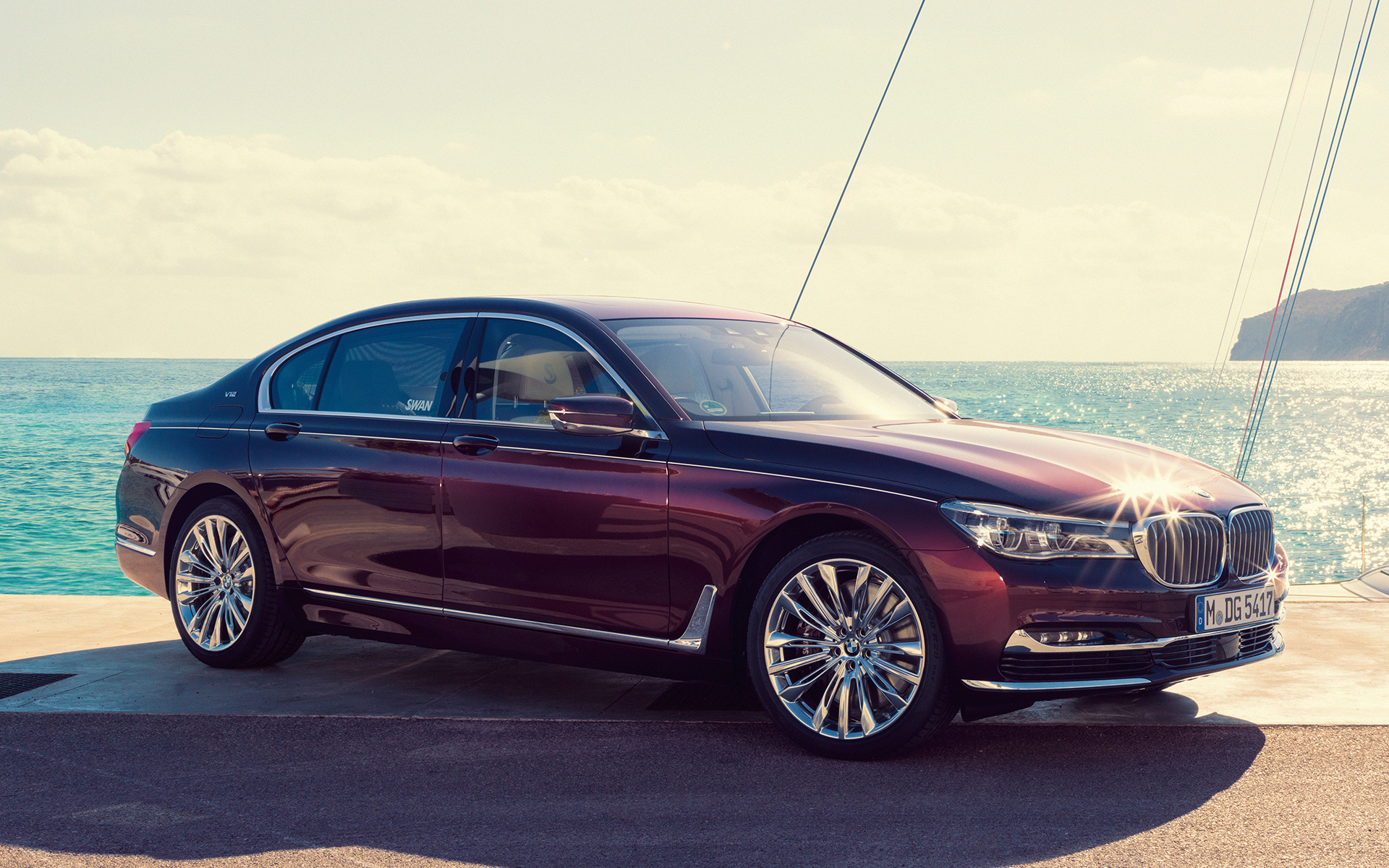 BMW Individual M760Li inspirée par Nautor’s Swan G1 2017 devant un yacht à voile BMW Individual M760Li inspirée par Nautor’s Swan G1 2017 devant un yacht à voile