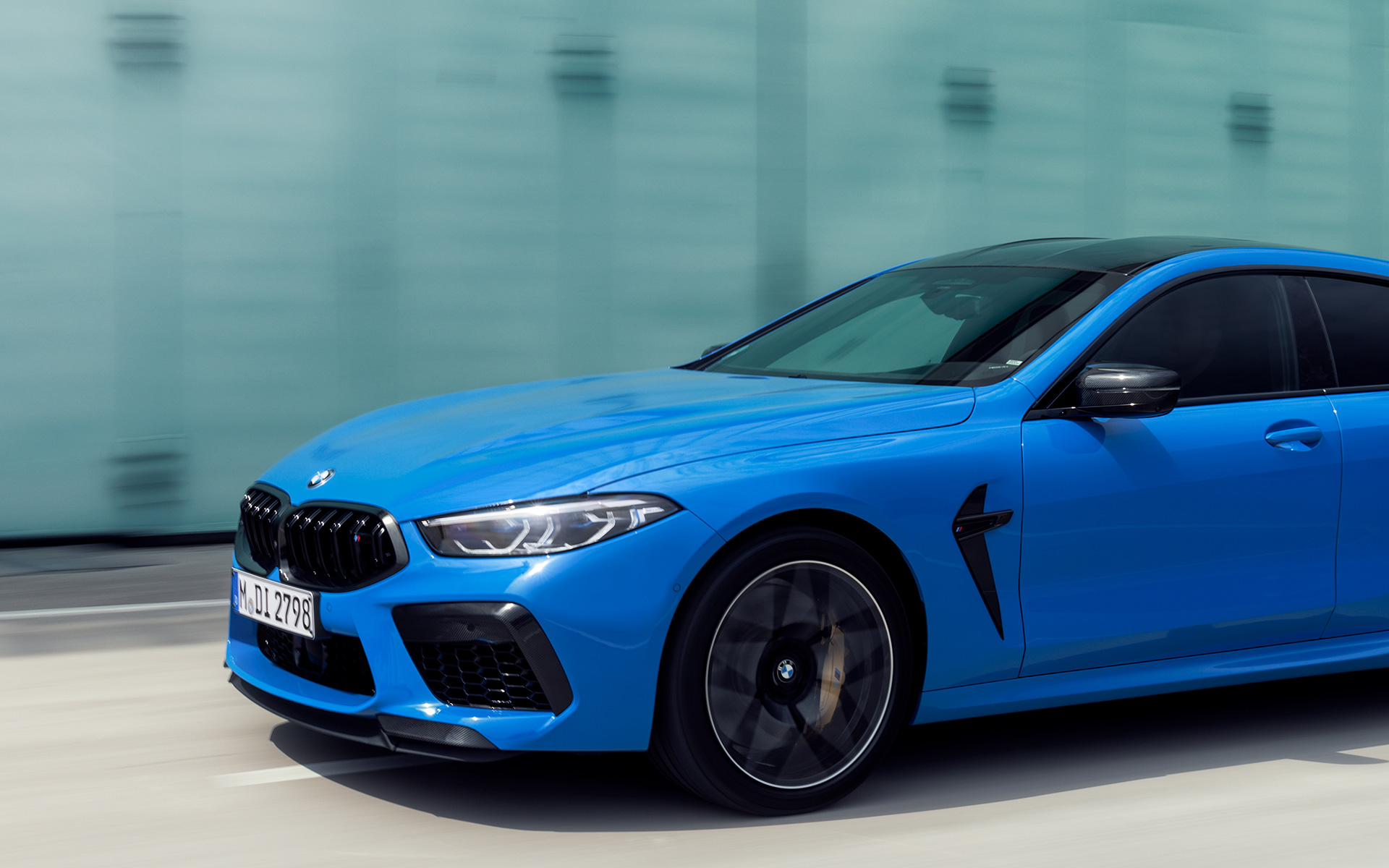 BMW M8 Competition Coupé F92 2019 BMW Individual Voodooblau vue de trois quarts de profil BMW M8 Competition Coupé F92 2019 BMW Individual Voodooblau vue de trois quarts de profil en coupe en conduite