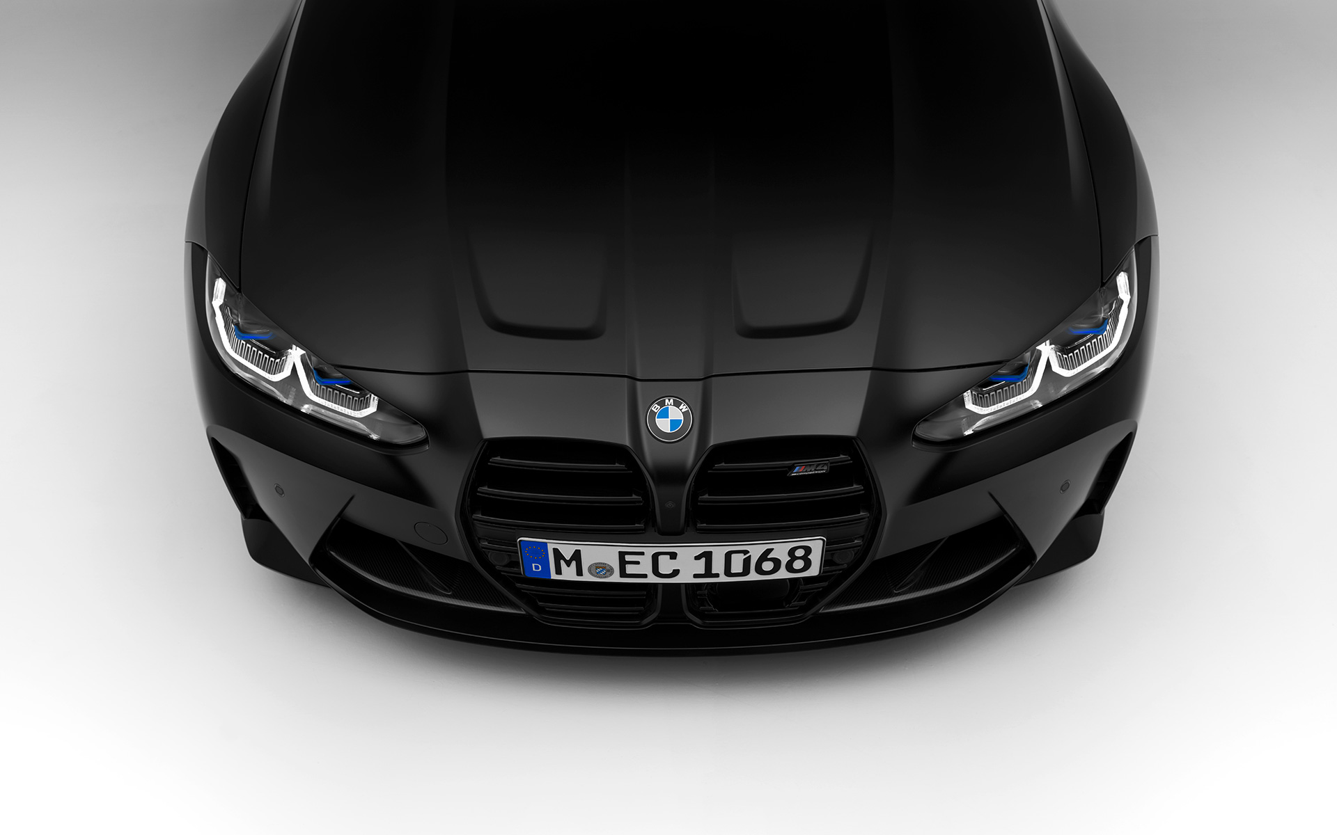 BMW M4 Competition Coupé G82 2021 BMW Individual Frozen Black metallic vue de face BMW M4 Competition Coupé G82 2021 BMW Individual Frozen Black metallic à l’arrêt vue de face en coupe d’en haut