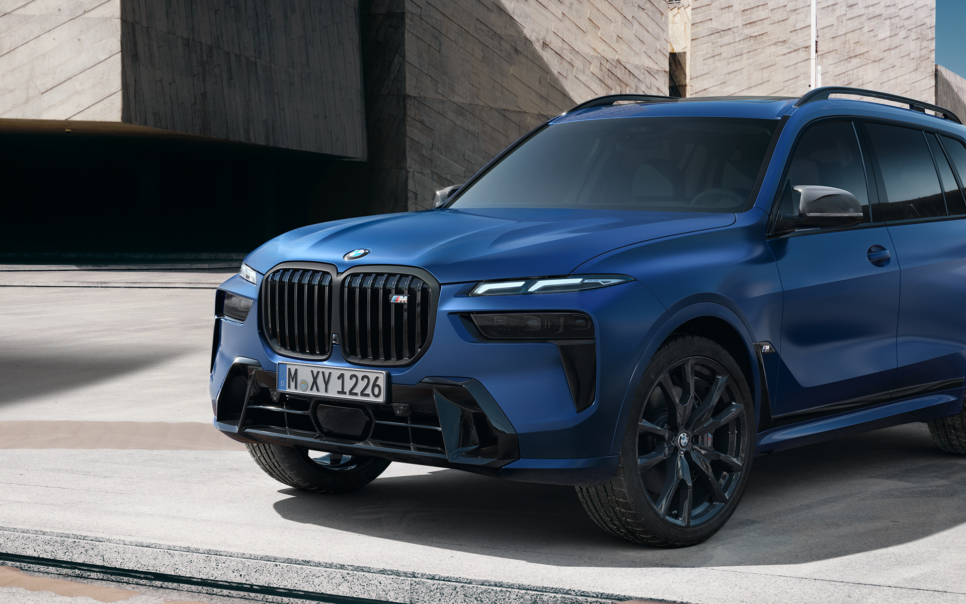 BMW X7 M60i xDrive G07 LCI BMW Individual Frozen Marina Bay Blue metallic vue de trois quarts de profil BMW X7 M60i xDrive G07 LCI BMW Individual Frozen Marina Bay Blue metallic vue de trois quarts de profil en coupe à l’arrêt