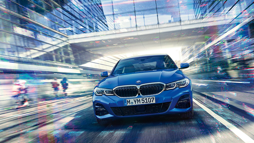 Prise de vue d’une BMW bleue en mouvement Prise de vue d’une BMW bleue en mouvement, pont de verre en arrière-plan