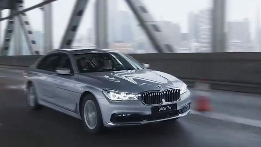 Écran avec graphique de navigation à bord d’une BMW Écran avec graphique de navigation au dos du siège conducteur d’une BMW