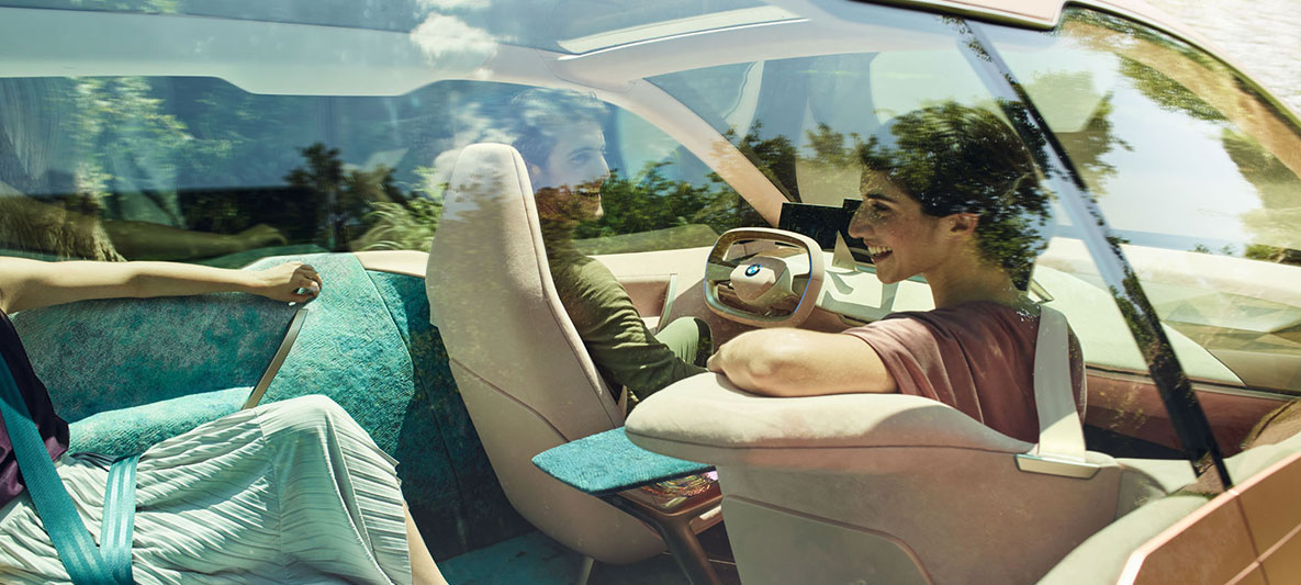 Intérieur de la BMW Vision iNEXT Habitacle de la BMW Vision iNEXT, avec femme se tournant en arrière.