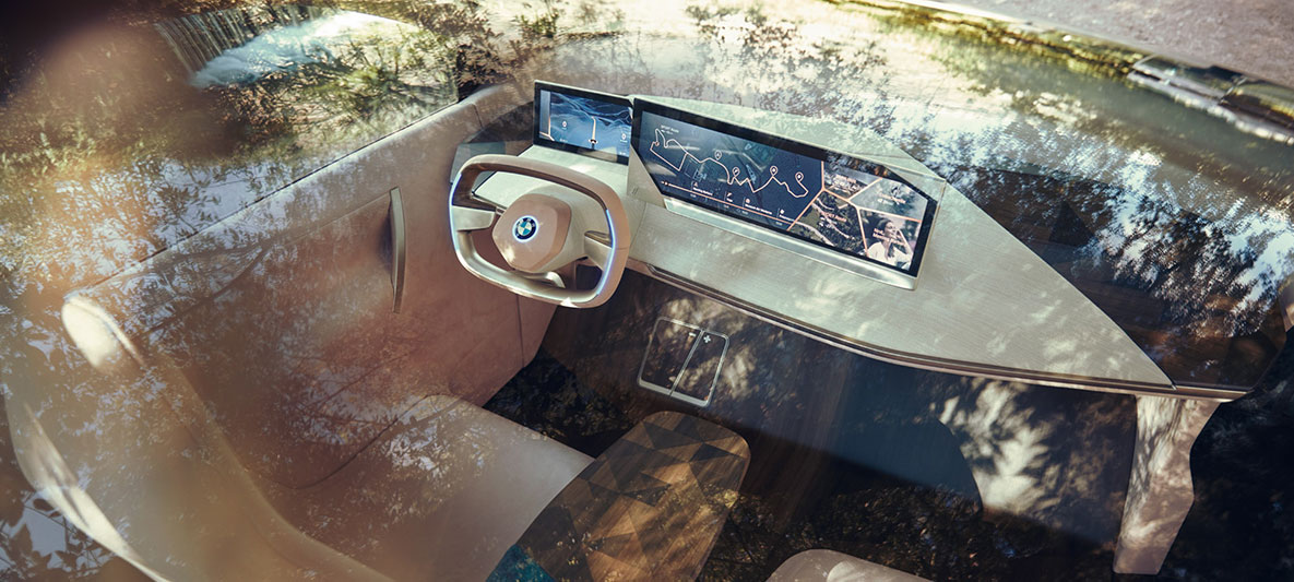 Poste de conduite de la BMW Vision iNEXT Poste de conduite de la BMW Vision iNEXT, vue à travers le toit panoramique