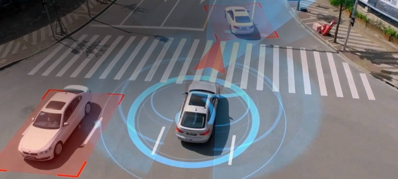 BMW Personal CoPilot : la conduite autonome va changer notre vie. Trois BMW entourées de graphiques virtuels qui en marquent la position et la direction.