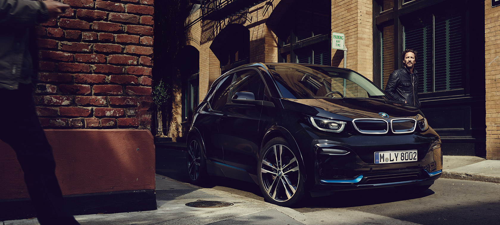 BMW i3. BMW i3, vue de trois quarts avant dans un décor urbain.