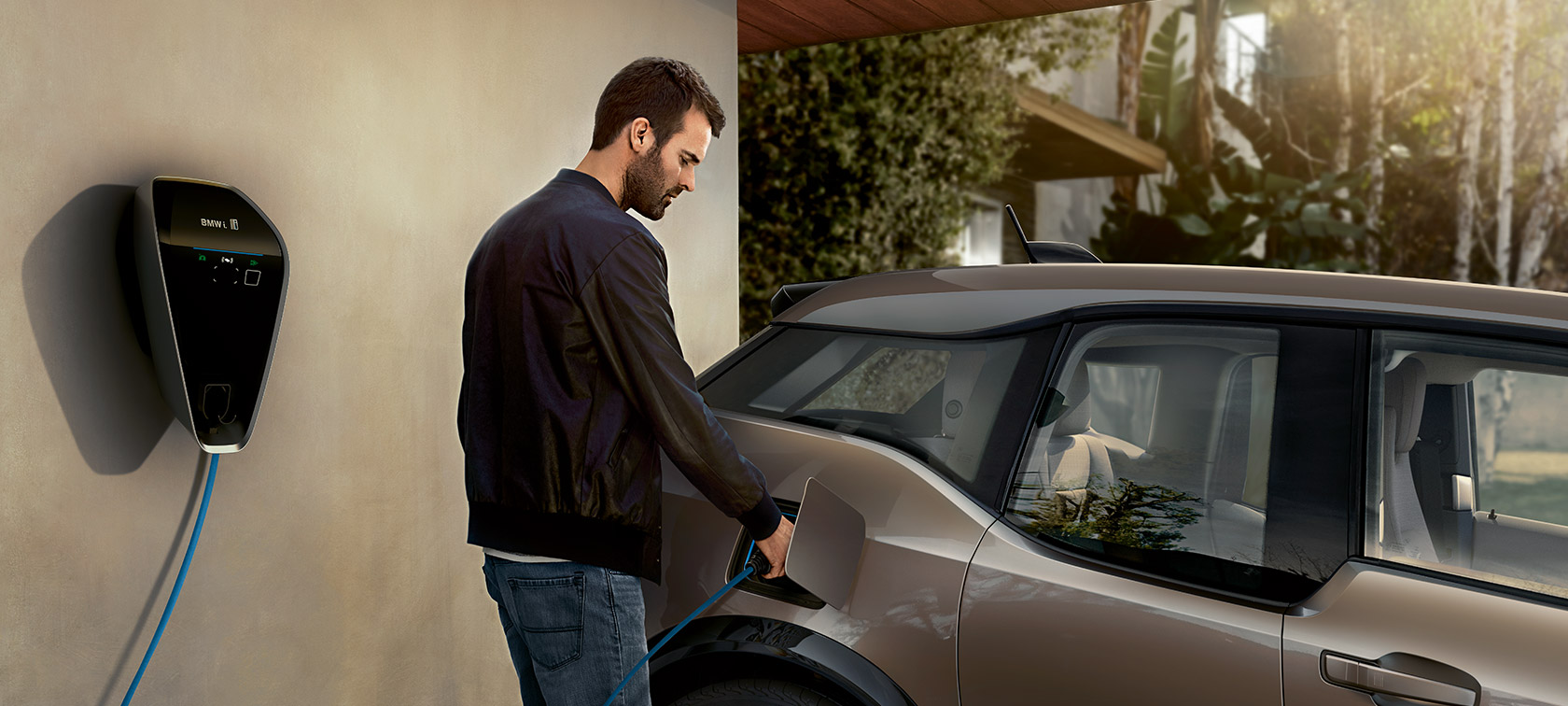 Un homme charge la BMW i3. Un homme charge la BMW i3 sur la BMW i Wallbox.
