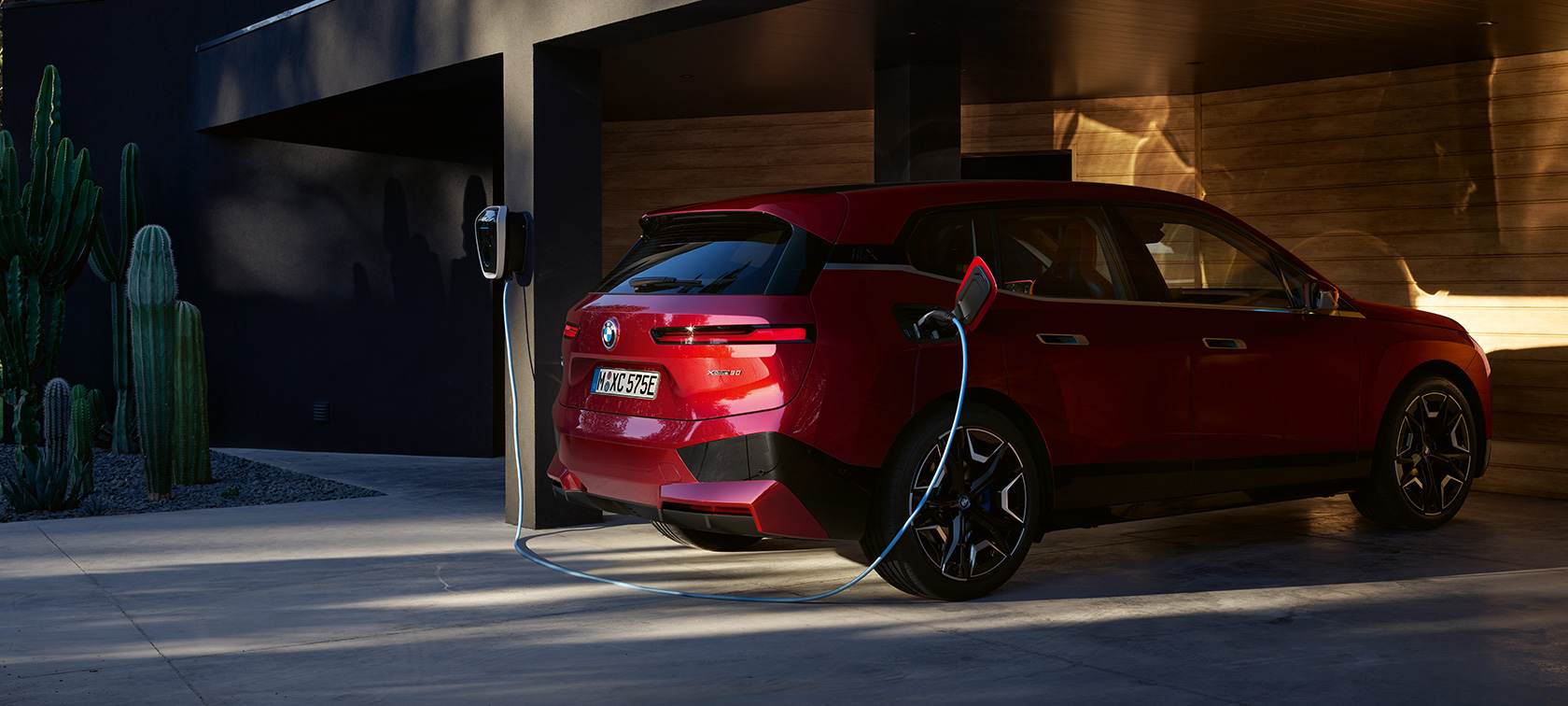BMW Charging – BMW iX reliée à une BMW Wallbox