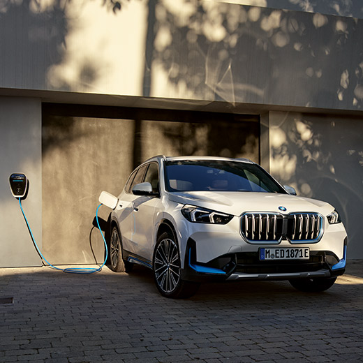 BMW iX1 U11 BEV Situation de recharge devant un garage
