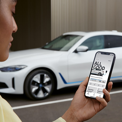 Connected Charging dans l’application My BMW – BMW i4 G26 avec une personne au premier plan