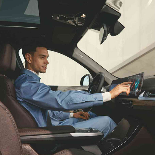 Connected Charging dans le véhicule, homme commandant le BMW Curved Display