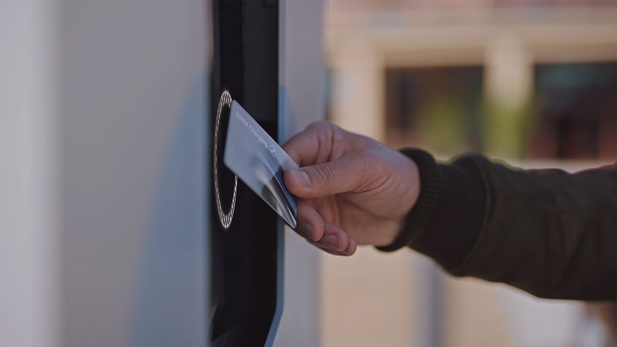 Recharge publique de véhicules électriques BMW iX avec bornes de recharge rapide BMW Charging Vidéo Recharge publique de véhicules électriques BMW iX avec bornes de recharge rapide BMW Charging Vidéo