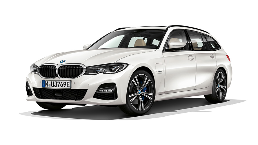 BMW Série 3 Touring Hybride Rechargeable – vue de trois quarts face BMW Série 3 Touring Hybride Rechargeable – prise de vue en studio de trois quarts face