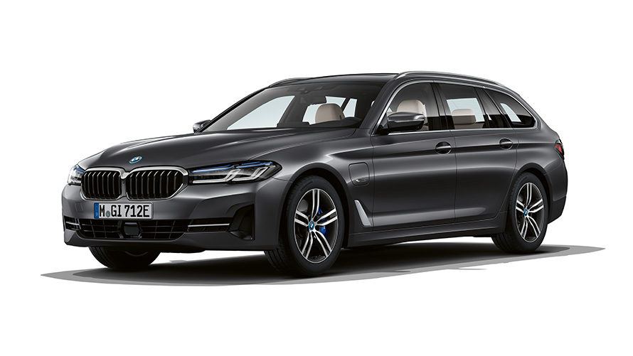 BMW Série 5 Touring Hybride Rechargeable – prise de vue en studio de trois quarts face