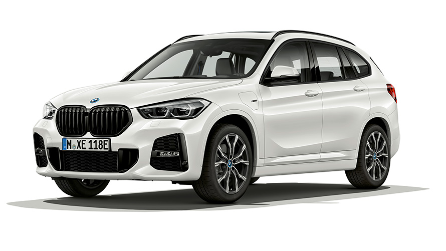 BMW X1 xDrive25e, modèle PHEV – vue de trois quarts face BMW X1 xDrive25e, modèle PHEV – prise de vue en studio de trois quarts face