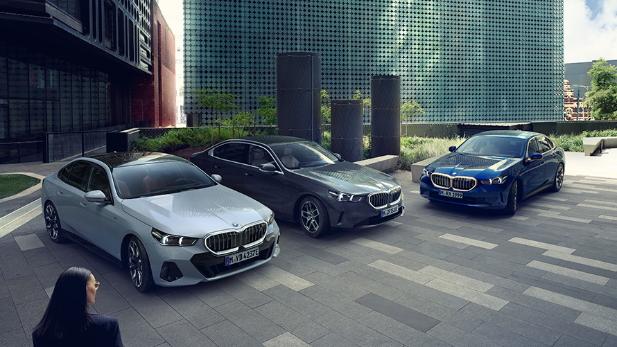 Avantages fiscaux véhicules BMW devant des bâtiments