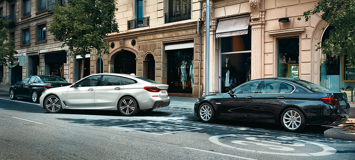 BMW Maps Connected Parking BMW Maps Connected Parking BMW Série 6 Gran Turismo en blanc en train de se garer