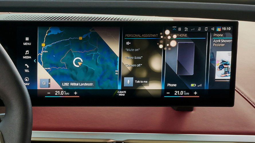 Une personne utilise MyModes du BMW iDrive par commande tactile. Une personne utilise MyModes du BMW iDrive par commande tactile.