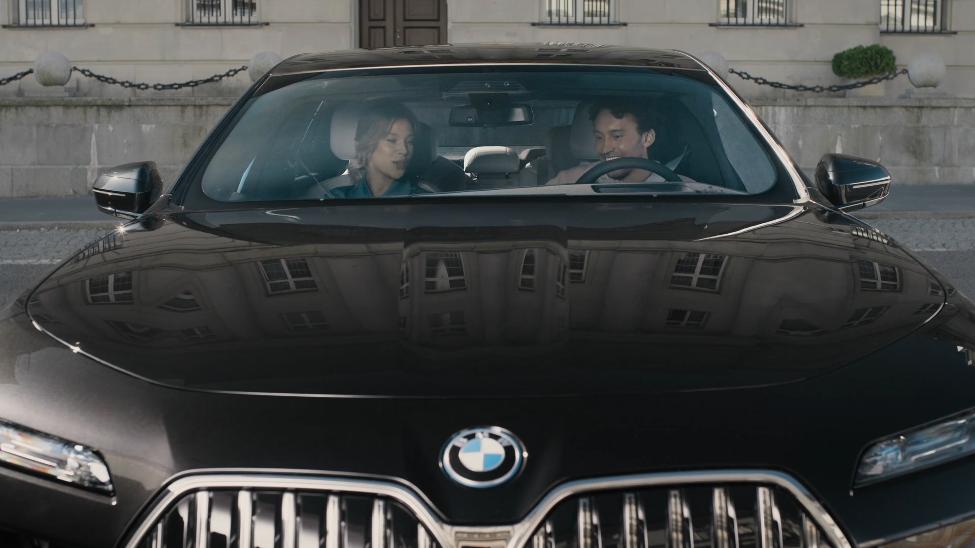 BMW iDrive Challenge Sightseeing BMW iDrive Challenge Sightseeing G70 Vue de face deux personnes regardant le BMW Curved Display