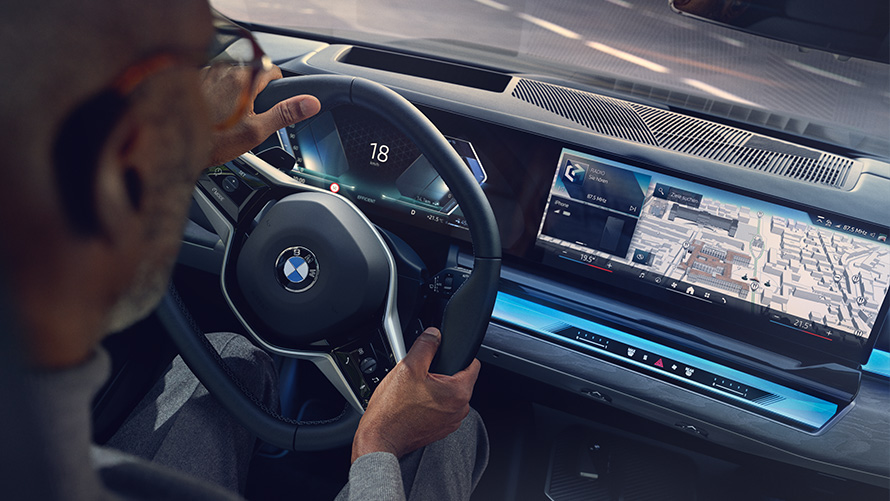 BMW Intérieur homme regarde l'écran avec Operating System 8.5 BMW Intérieur homme regarde BMW Maps sur l'écran avec Operating System 8.5