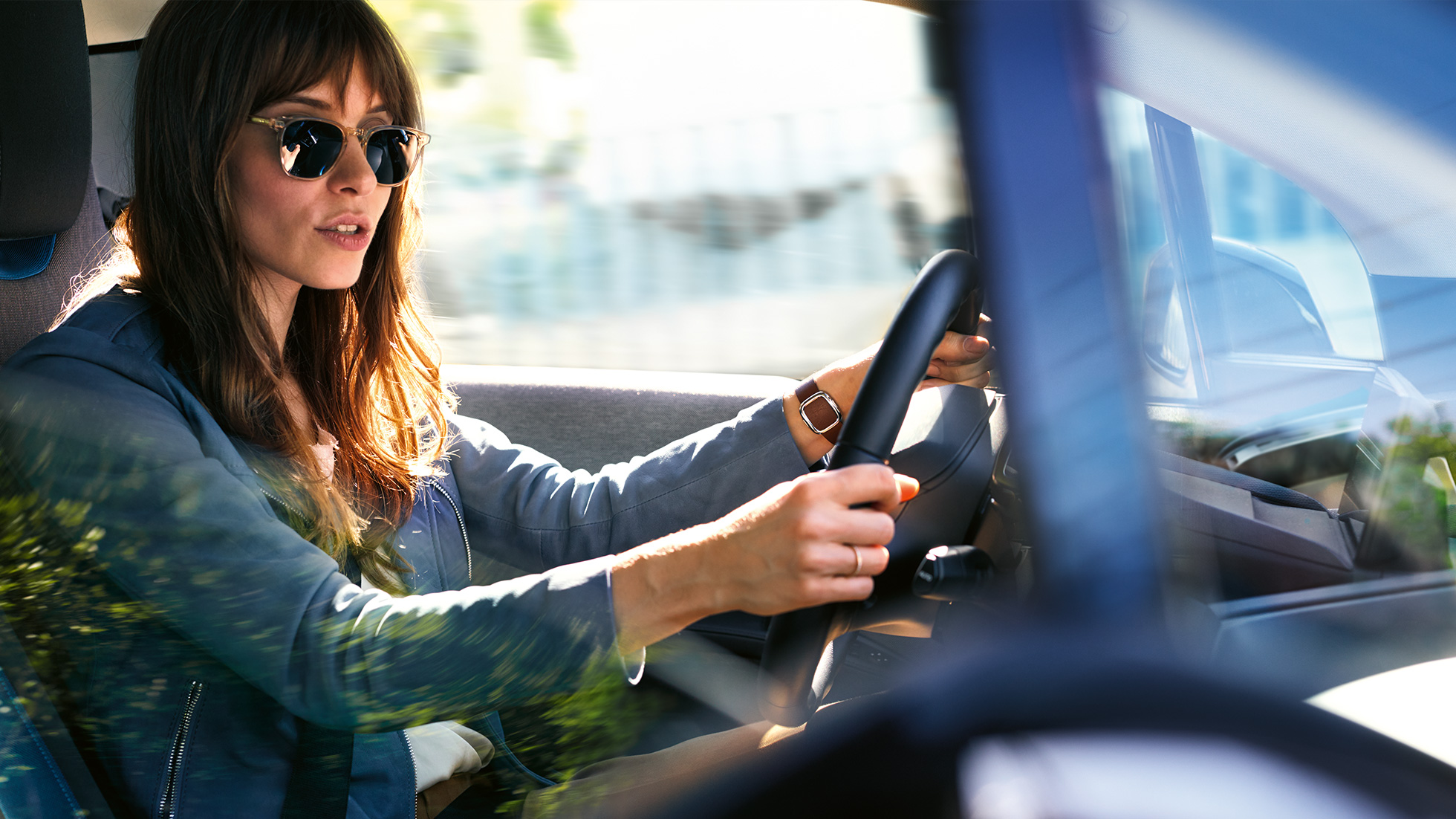 Une femme utilise Amazon Alexa au volant de sa BMW. Une femme utilise Amazon Alexa au volant de sa BMW.