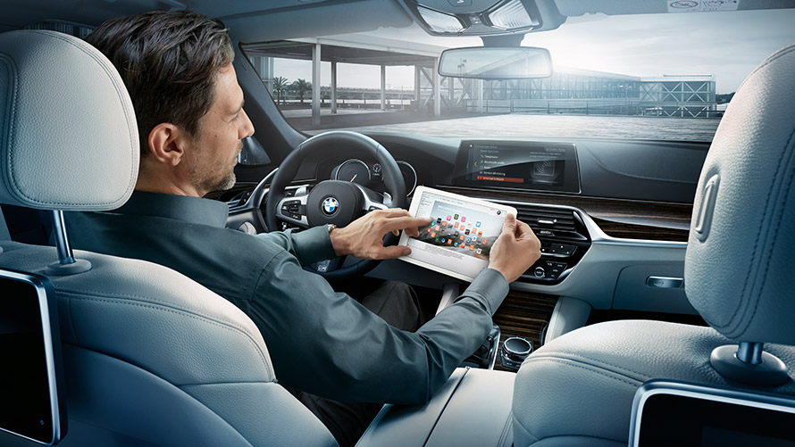 Hotspot Wi-Fi Un homme utilise le hotspot Wi-Fi dans une BMW.