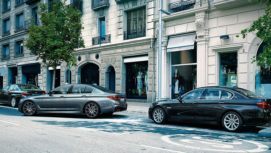 ParkNow. Une BMW se gare, avec ParkNow.