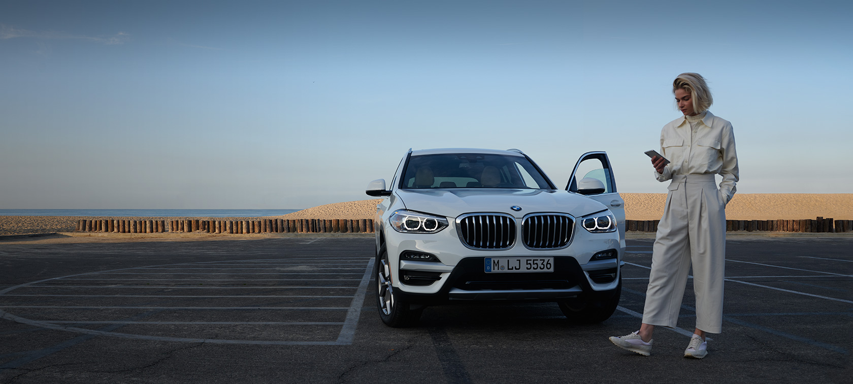 My BMW App Frau mit Smartphone My BMW App Frau mit Smartphone