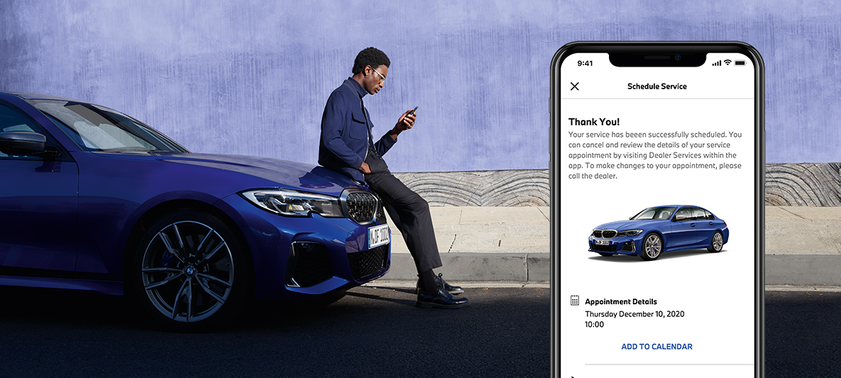 My BMW App Servicebedarf managen Mann sitzt auf Motorhaube eines BMW My BMW App Servicebedarf managen Mann sitzt auf Motorhaube eines BMW
