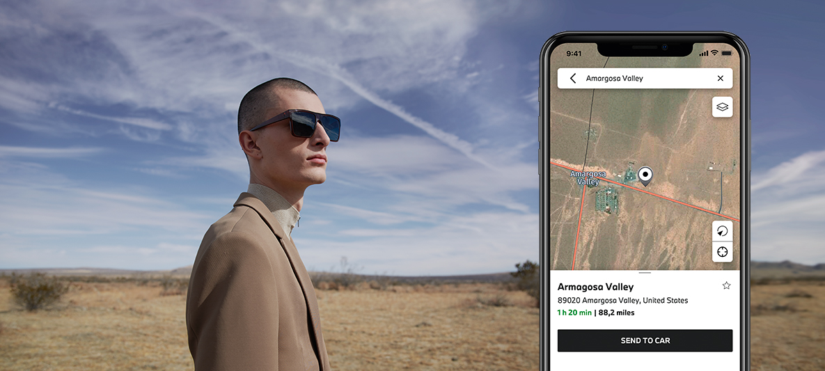 My BMW App Fahrten planen und an das Fahrzeug senden Mann in der Wüste My BMW App Fahrten planen und an das Fahrzeug senden Mann in der Wüste