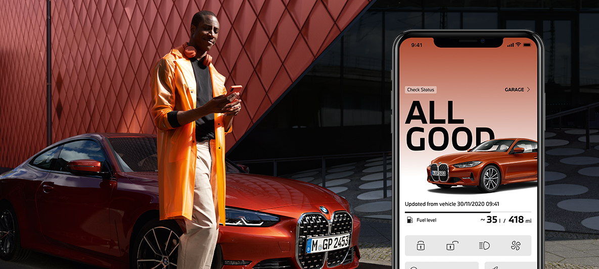 My BMW App Fahrzeugstatus checken Mann mit Smartphone vor BMW 2er Coupé My BMW App Fahrzeugstatus checken Mann mit Smartphone vor BMW 2er Coupé
