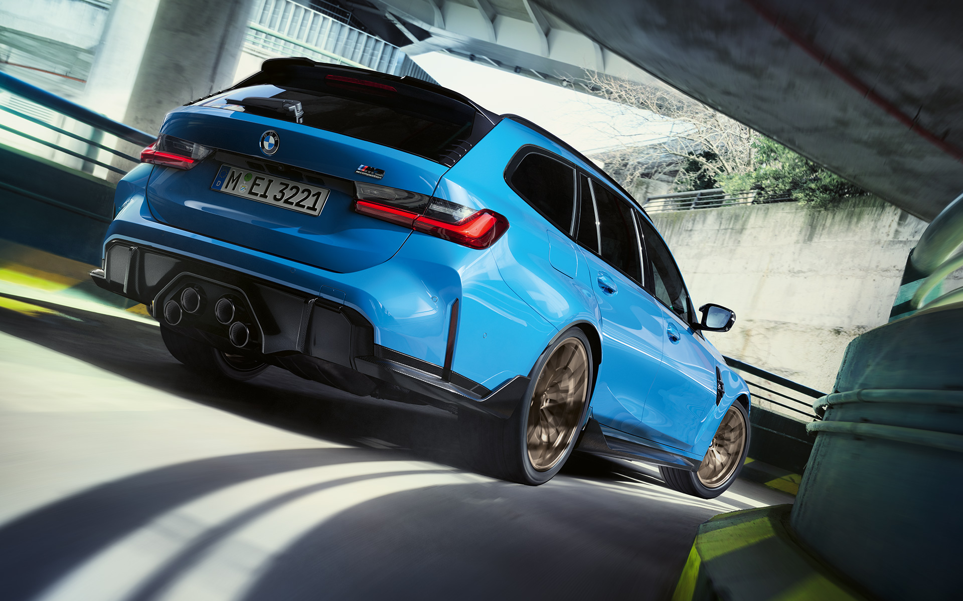 Accessoires BMW M3 Touring G81 BMW M Performance vue de trois quarts arrière Accessoires BMW M3 Touring G81 BMW M Performance vue de trois quarts arrière en mouvement