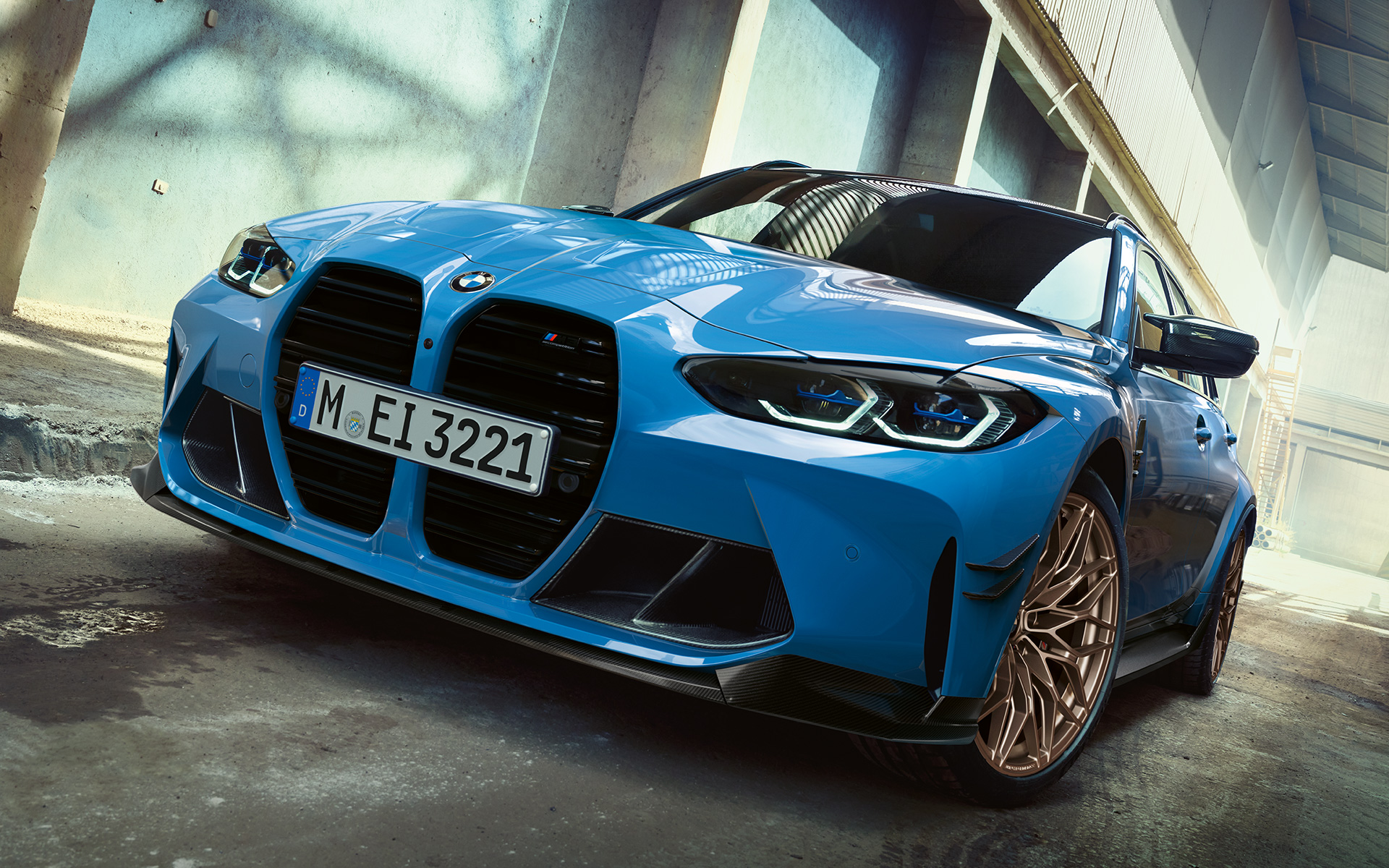 Accessoires BMW M3 Touring G81 BMW M Performance vue de trois quarts avant Accessoires BMW M3 Touring G81 BMW M Performance vue de trois quarts avant en mouvement