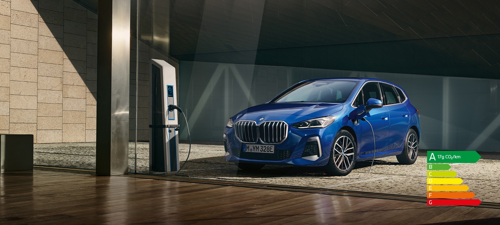 Crossover BMW Série 2 Active Tourer de ¾ avant en charge.
